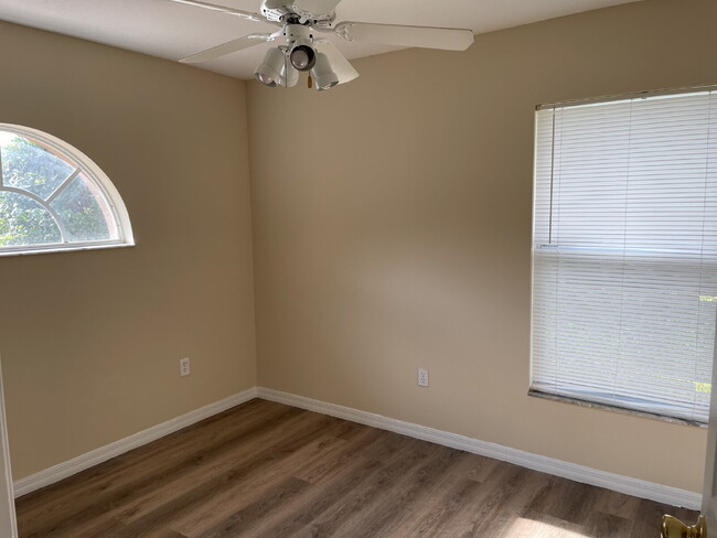 Building Photo - "Charming 4-Bed, 2-Bath St. Cloud Gem with...