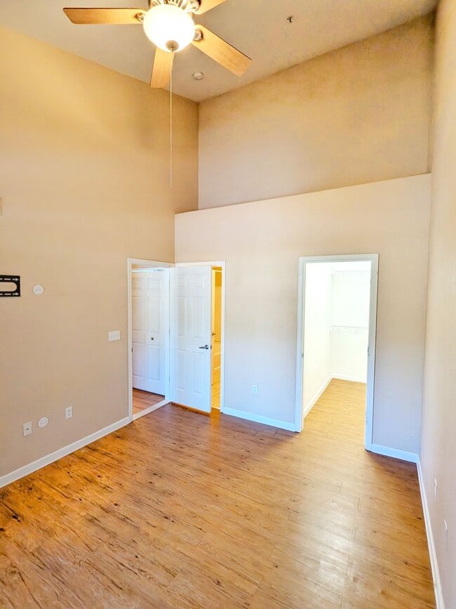 Building Photo - 2 Bedroom 2 Bath 2 Car Garage Condo in Braodmore Area