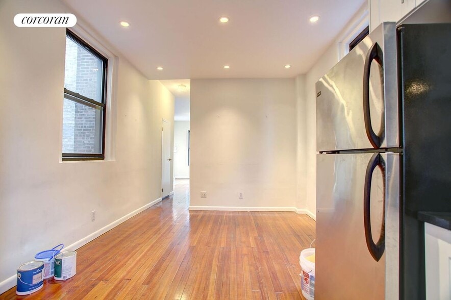 Building Photo - 83 W Washington Pl