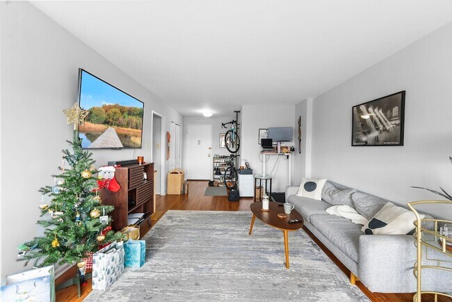 Building Photo - 225 St Pauls Ave