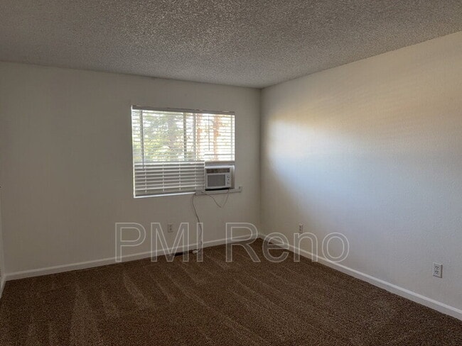 Building Photo - 1424 E 9th St