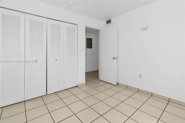 Building Photo - 3945 SW 89th Ave