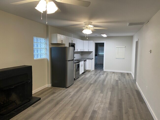 Building Photo - 2126 N 25th Pl