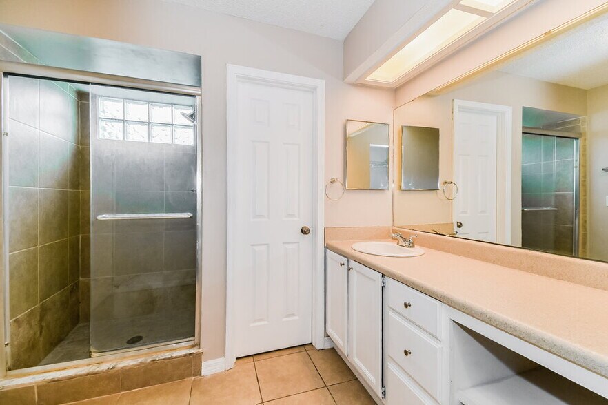 Building Photo - 4357 Lake Woodbourne Dr S