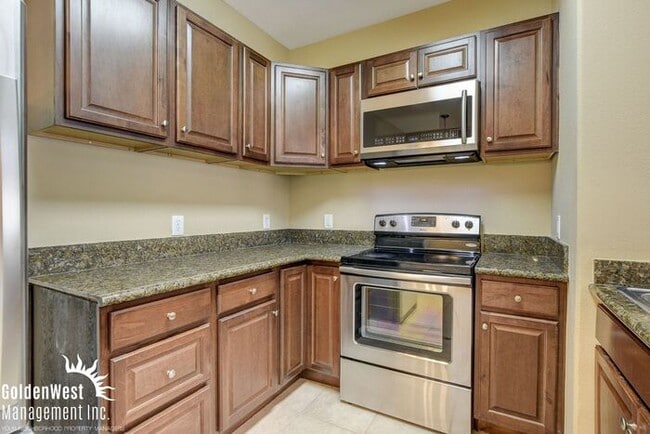 Building Photo - Stunning 2Bdm 2Ba Condo in a Lovely Gated ...