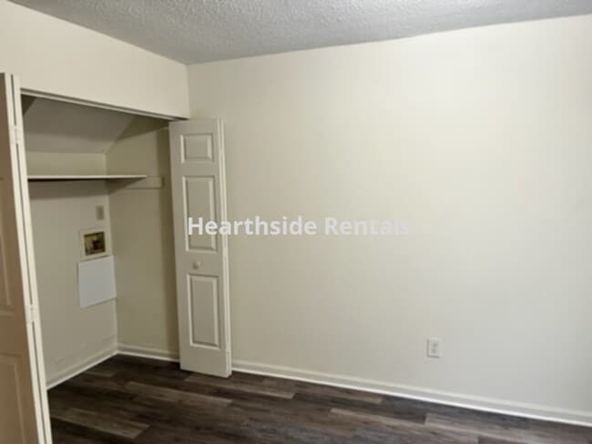 Building Photo - **2 Bedroom 2.5 Bath Townhouse Located Nea...