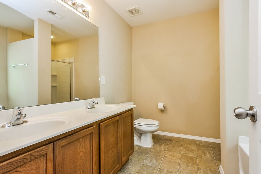 Building Photo - 3121 Varcroft Rd