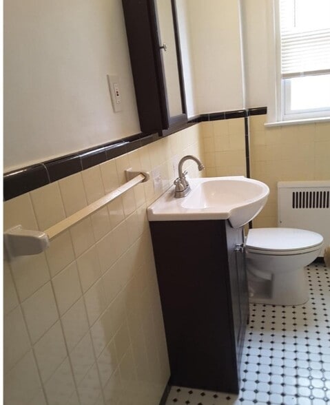 Building Photo - 1226 Hellerman St