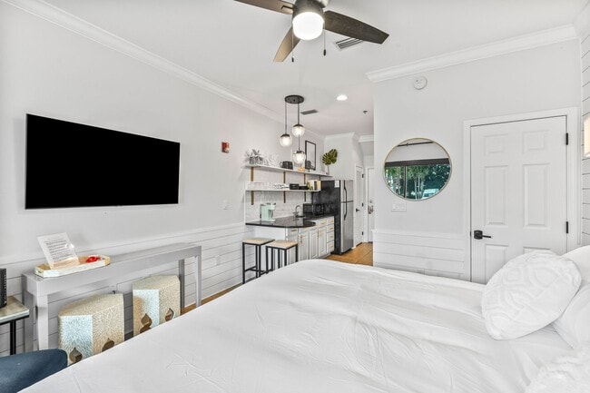 Building Photo - 50% off first months rent.  Cute Furnished...