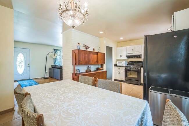 Building Photo - Charming 4 Bedroom Brick Home - Ideal Loca...