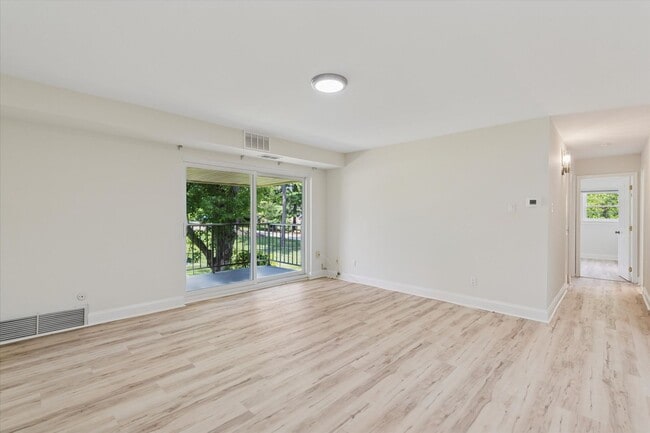 Building Photo - Fully Renovated 2B/2B unit in Old Forge Cr...