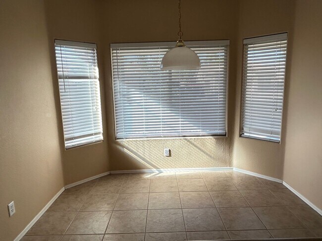 Building Photo - BEAUTIFUL ROYAL RANCH!
