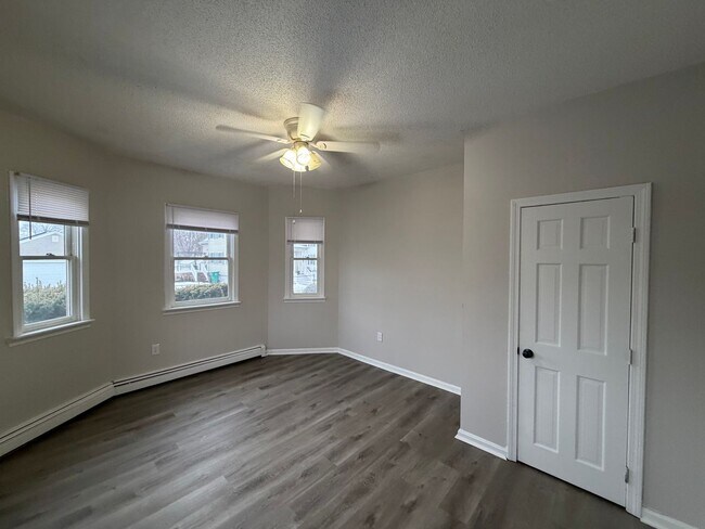 Building Photo - 137 Midland St