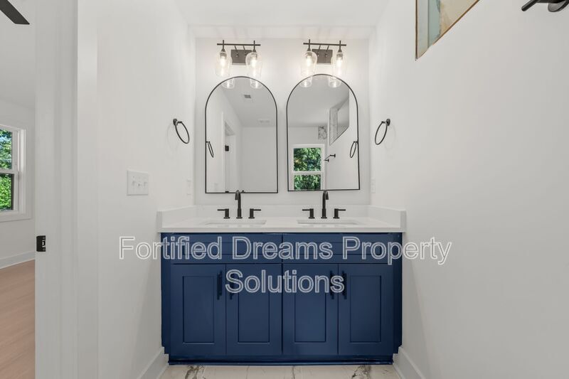 Building Photo - 806 W Dameron Ave