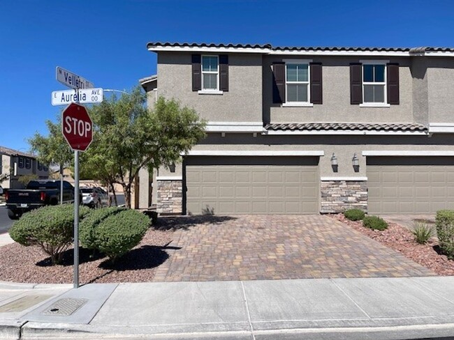 Building Photo - Gorgeous 2 Story Townhome Ready in Gated C...