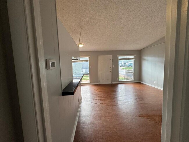 Building Photo - 608 W 51st St