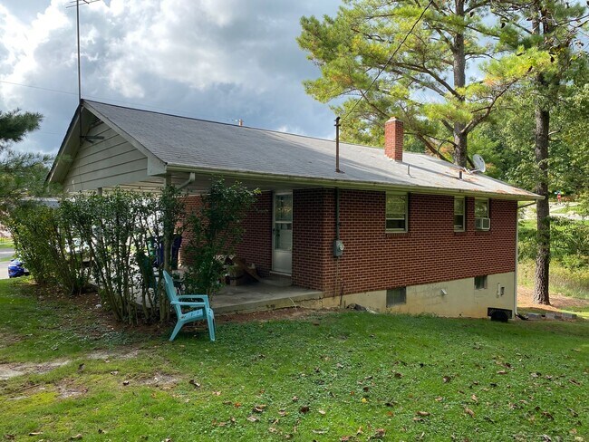Building Photo - 2 Bed 1 Bath Blacksburg Home