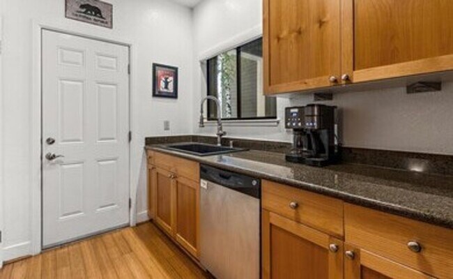 Building Photo - Gorgeous Two-Bedroom Condo with Golf Course Views in San Ramon!