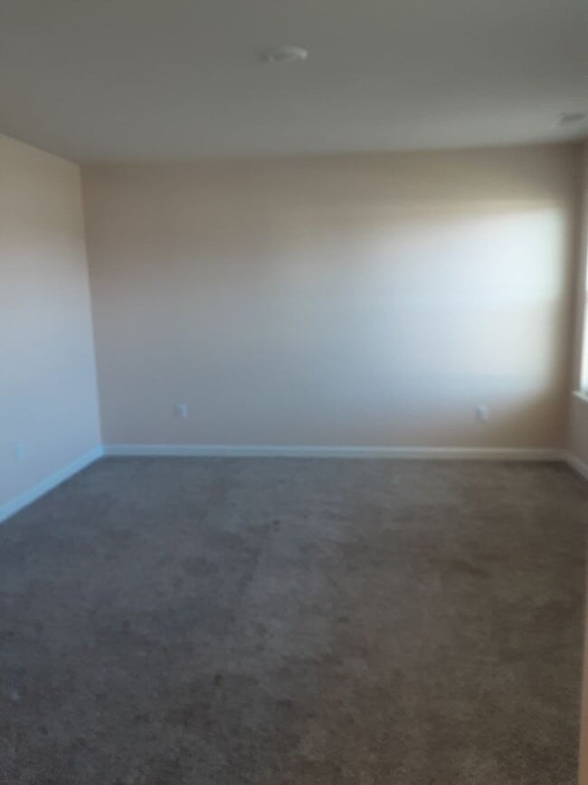 Building Photo - Don't miss out on this beautiful 5 Bedroom...