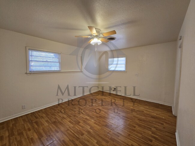 Building Photo - Spacious 4 bedroom home ready to rent!