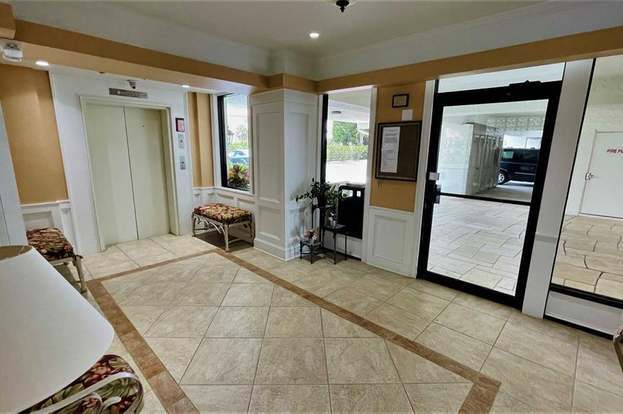 Building Photo - 1500 Park Beach Cir