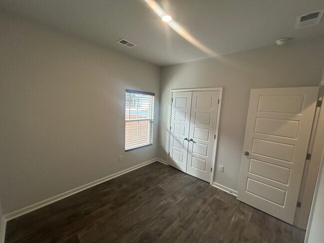 Building Photo - Field View 4BD/ 2BA