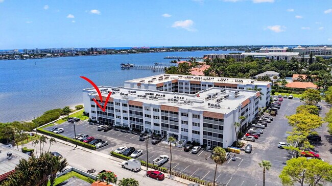 Building Photo - 1502 S Lakeside Dr