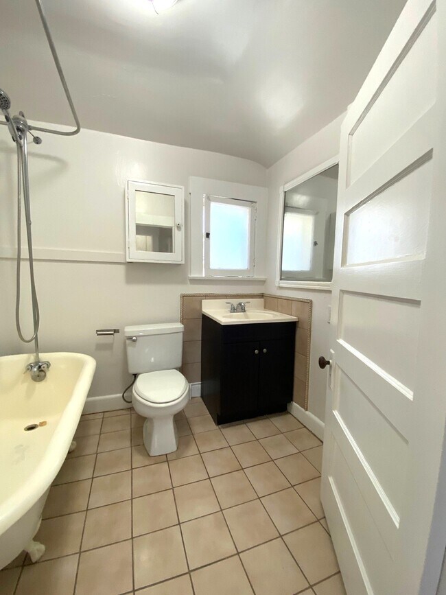 Building Photo - 418 Thorn St