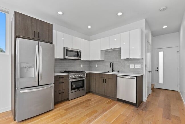 Building Photo - Sweet Ultra-Modern Air-Conditioned West Se...