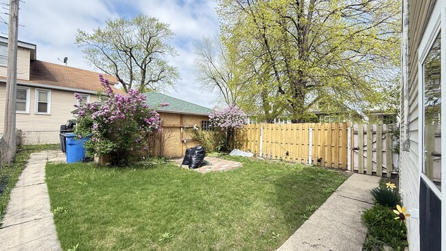 Building Photo - 3658 N Laramie Ave