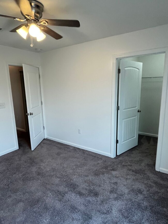 Building Photo - Convenient to shopping & Whiting Field!