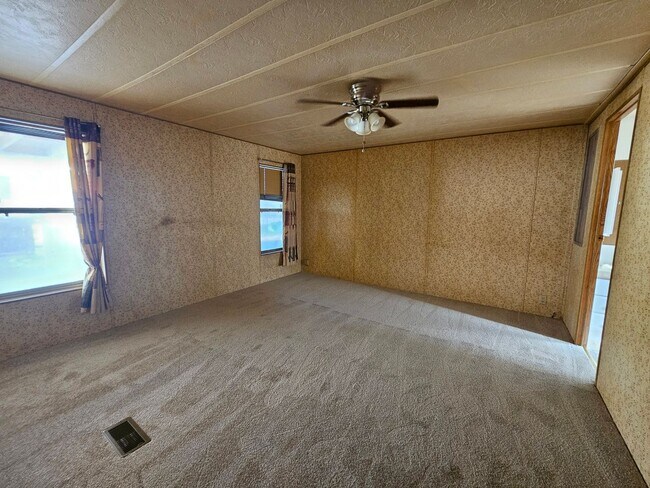 Building Photo - Large 3 bed/2 bath manufactured home in de...