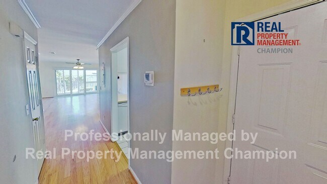 Building Photo - Spacious End Unit Townhome with Private Decks on Two Levels