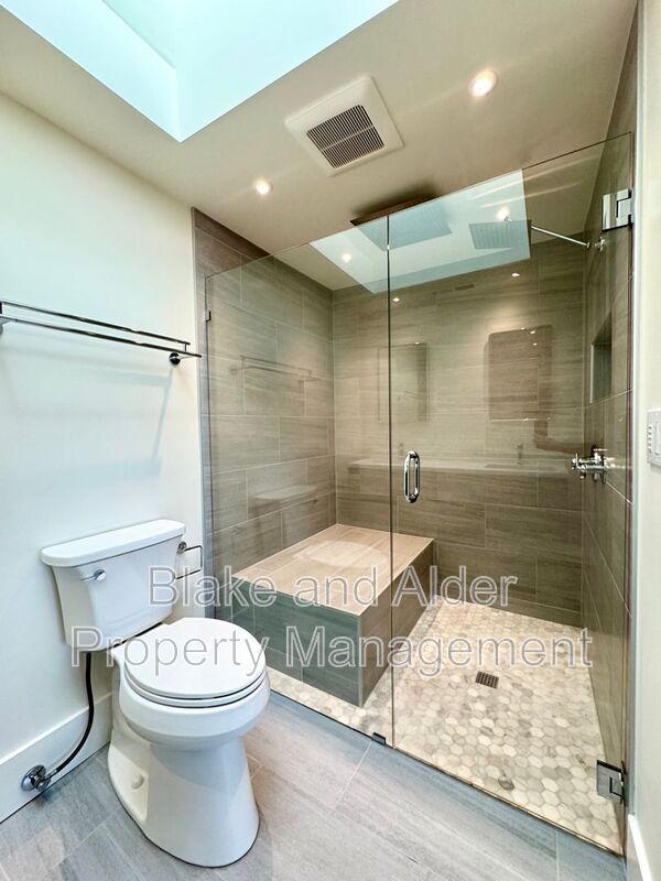 Building Photo - 3556 NE Sandy Blvd