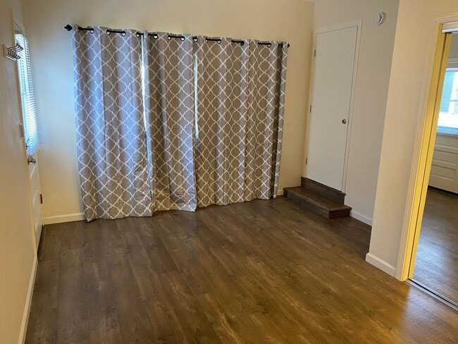 Building Photo - Studio in Central Point Loma