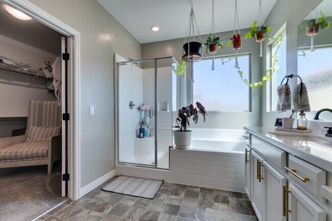Building Photo - Gated, 4bed + loft with Bedroom and Full bathroom downstairs. Skye Canyon