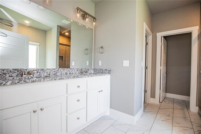 Building Photo - 2659 N Justin Dr