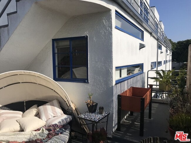 Building Photo - 1015 Marine St