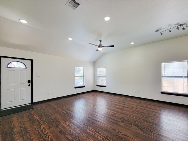 Building Photo - 1904 Davis St