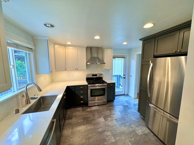 Building Photo - Cozy Ballard Retreat: 2-Bed, 2-Bath Home with Office & Wet Bar