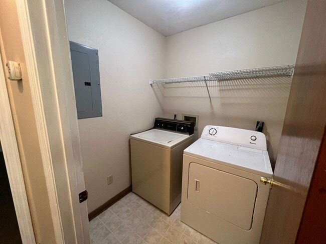 Building Photo - Cute 2 bedroom 2 bathroom townhome close t...