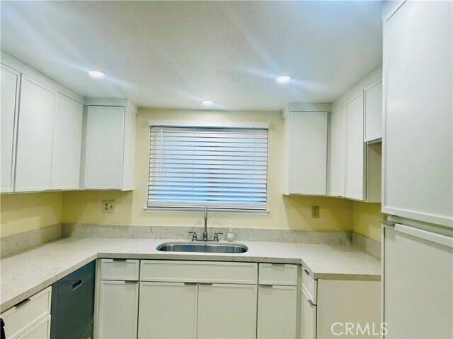 Building Photo - 1008 Las Lomas Dr