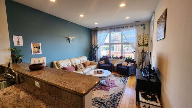Primary Photo - Wrigleyville 2 bedroom with balcony with s...