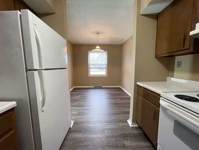Building Photo - Spacious 2 Bedroom!