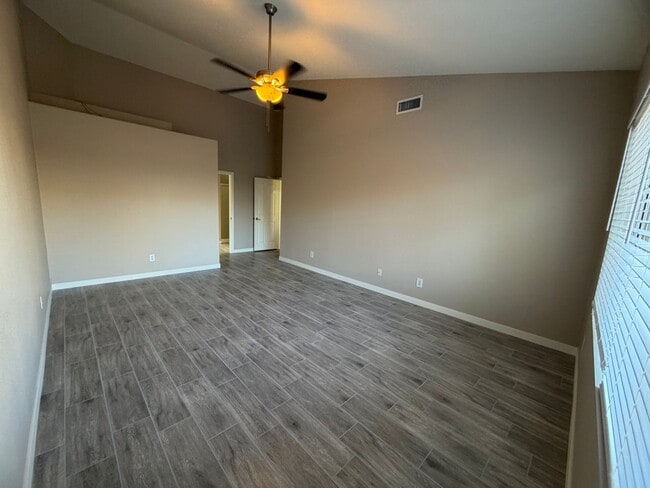 Building Photo - UPDATED BEAUTY IN GARDEN LAKES