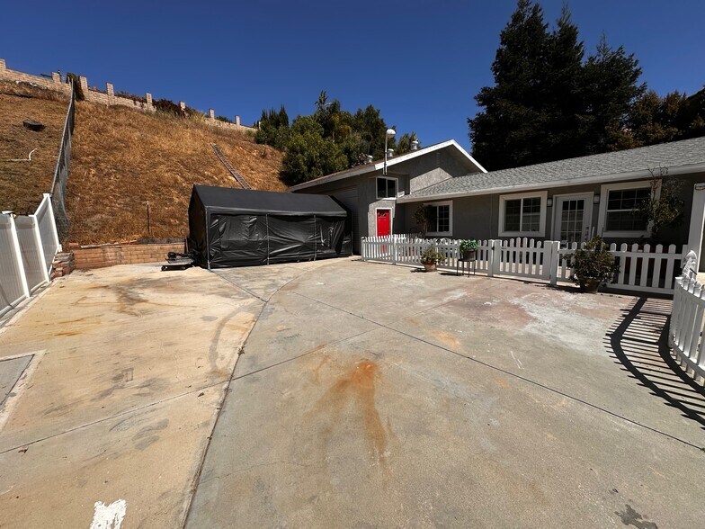 RV & Boat Parking - 718 Greenbriar Ave