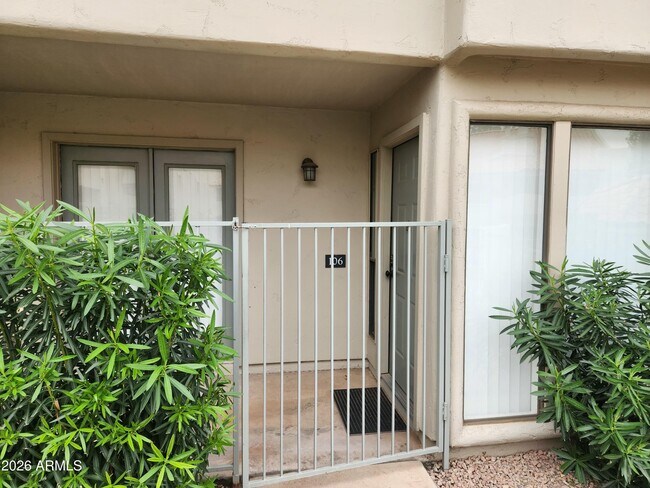 Building Photo - 1820 E Morten Ave