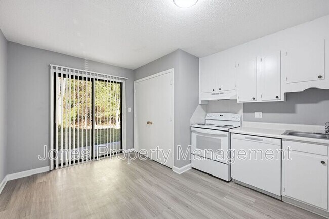 Building Photo - 905 Chimneys Ln