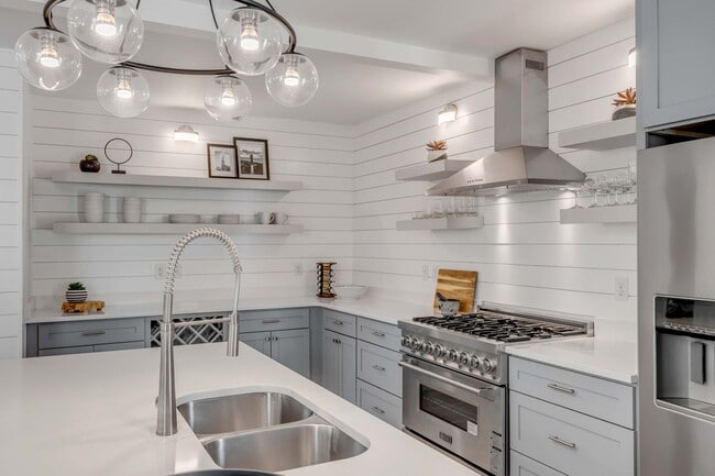 Building Photo - Fully Furnished Downtown Rental