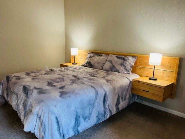 Building Photo - Beautiful Tri-Level Condominium in Gated Elk Grove Community!